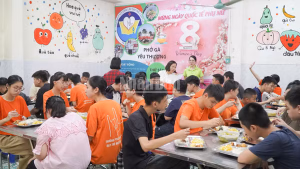 Các em học sinh Trường phổ thông cơ sở dân lập dạy trẻ câm điếc Hà Nội tham gia bữa ăn của dự án Nourish Vietnam.