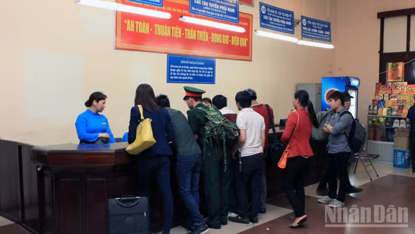 Khách mua vé tàu tại ga Hà Nội. 