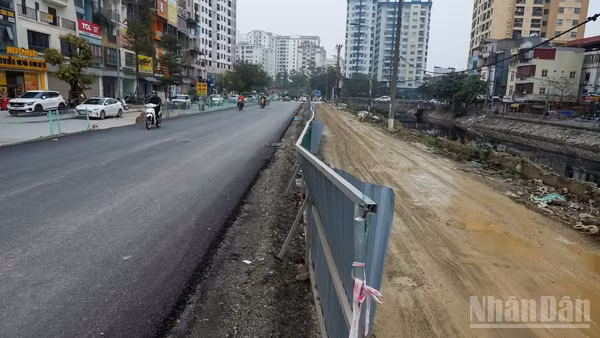 Tuyến đường nối phường Định Công và trục Vành đai 2,5 và đường Giải Phóng đang dần về đích sau 23 năm kéo dài.