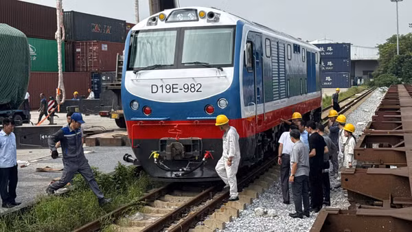 Đầu máy D19E tại Ga Yên Viên sáng 29/8. (Ảnh: VNR)