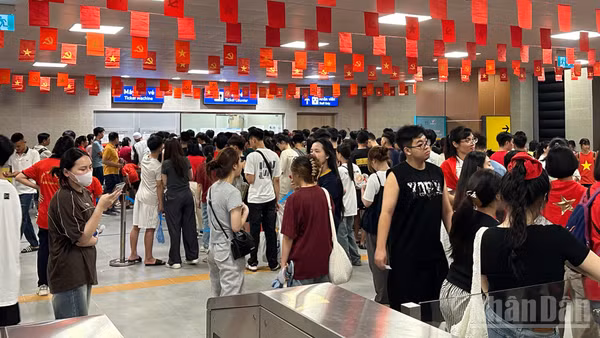 Người dân Thủ đô và khách du lịch chọn tàu điện metro là phương tiện di chuyển trong các dịp nghỉ lễ.