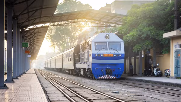 Tàu liên vận MR2 tại ga Gia Lâm (Hà Nội). (Ảnh: VRN)