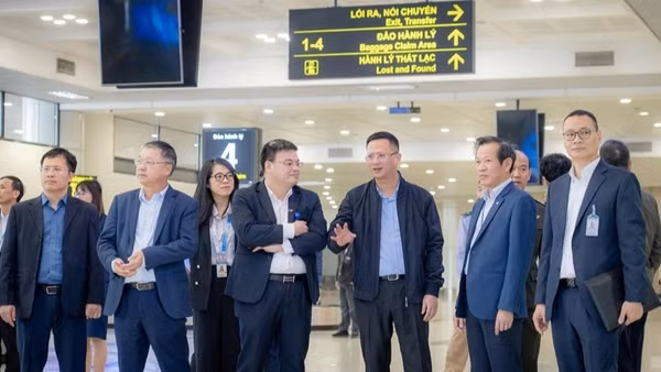 Cục trưởng Hàng không Uông Việt Dũng cùng đoàn công tác Cục Hàng không Việt Nam kiểm tra tại Cảng hàng không quốc tế Nội Bài. (Ảnh: NIA)