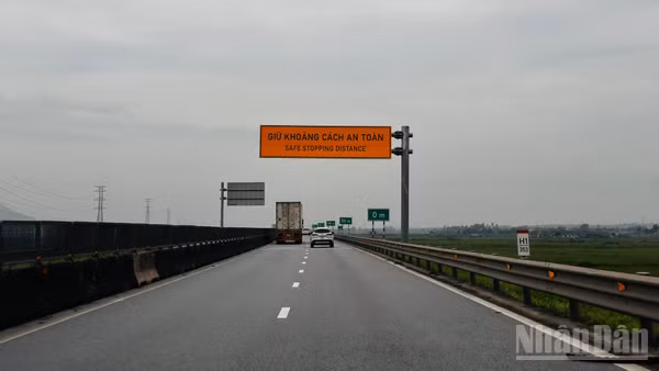 Biển cảnh báo nhắc nhở các tài xế giữ khoảng cách an toàn trên cao tốc Pháp Vân-Nghi Sơn.