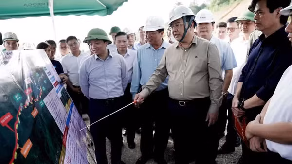 Đồng chí Phạm Gia Túc, Ủy viên Bộ Chính trị, Phó Thủ tướng Thường trực Chính phủ kiểm tra thực tế tại dự án đường cao tốc Đồng Đăng (Lạng Sơn)-Trà Lĩnh (Cao Bằng) ngày 27/9 vừa qua. (Ảnh: TRÍ DŨNG)