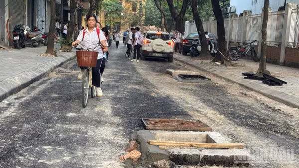 Phụ huynh học sinh lo ngại khi có nhiều nguy cơ mất an toàn giao thông quanh khu vực trường học tại dự án cải tạo khu đô thị Đền Lừ. Ảnh chụp chiều 25/9.