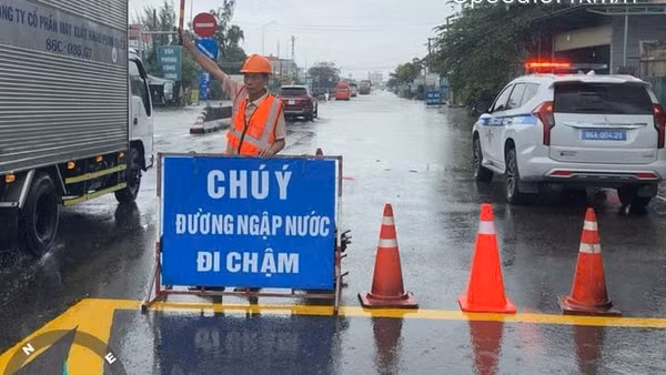 Rào chắn cảnh báo điểm ngập mới tại Km1700+500-Km1700+850 trên Quốc lộ 1, thuộc địa bàn phường Hàm Thắng, tỉnh Lâm Đồng. (Ảnh: Cục Đường bộ Việt Nam)
