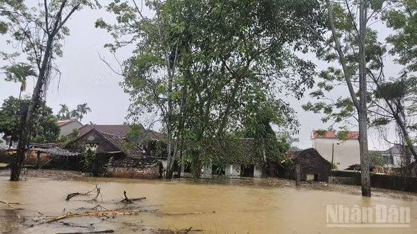 Nước sông Bùi dâng cao ngày 17/9, sau những ngày mưa lớn, xã Quảng Bị (Hà Nội) hàng trăm hộ dân phải sơ tán tới nơi an toàn.