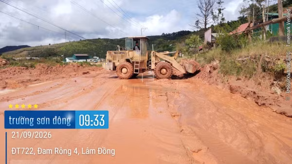 Máy xúc dọn đất, bùn tràn xuống mặt đường ĐT722, đoạn qua xã Đam Rông 4, tỉnh Lâm Đồng, sáng 21/9.