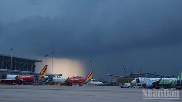 Thời tiết cực đoan trưa 19/9 tại Cảng hàng không quốc tế Nội, nhiều chuyến bay phải hoãn, hủy lịch trình.