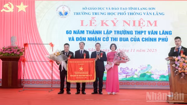 Phó Chủ tịch Ủy ban nhân dân tỉnh Lạng Sơn Đoàn Thanh Sơn tặng Cờ Thi đua của Chính phủ cho Trường THPT Văn Lãng.