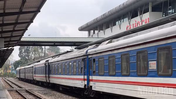 Nhằm đáp ứng nhu cầu vận tải tuyến Hà Nội-Lào Cai, ngành đường sắt duy trì 3 đôi tàu chạy hằng ngày trên tuyến từ ngày 12/10.