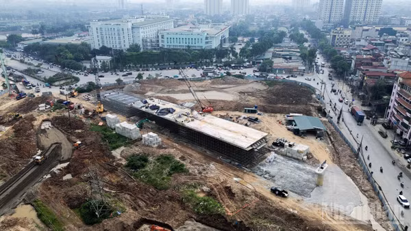 Gói thầu xây dựng cầu vượt, đến nay một số trụ cầu đã lộ diện hình hài. Nhiều máy móc, công nhân được nhà thầu huy động để triển khai các hạng mục.