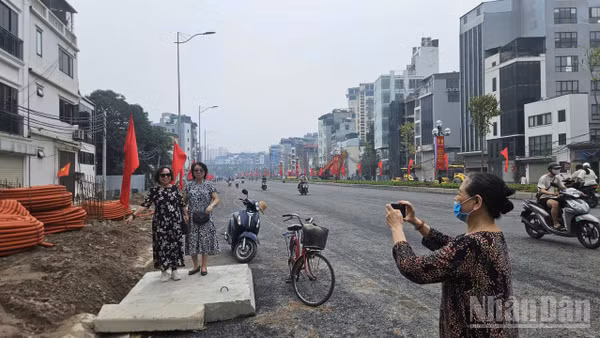 Nhân dân khu vực phường Cầu Giấy (Hà Nội) chụp ảnh kỷ niệm 72 năm Ngày Giải phóng Thủ đô và vui mừng đường đi nay đã rộng, đẹp, khang trang. Ảnh chụp ngày 10/10/2026.