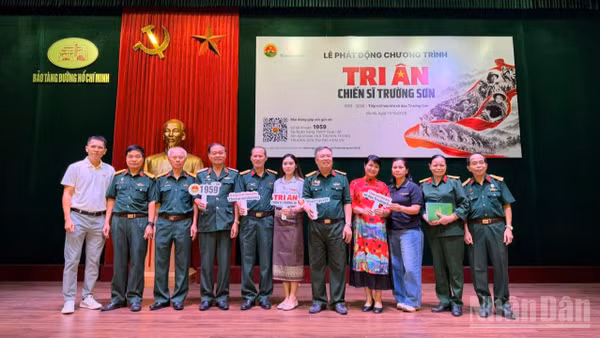 Lễ phát động Chiến dịch "Tri ân chiến sĩ Trường Sơn" năm 2026 tiếp tục khơi dậy đạo lý “Uống nước nhớ nguồn”, huy động các nguồn lực xã hội chăm lo người có công, đồng thời góp phần đưa những người con ưu tú của dân tộc trở về với quê hương.