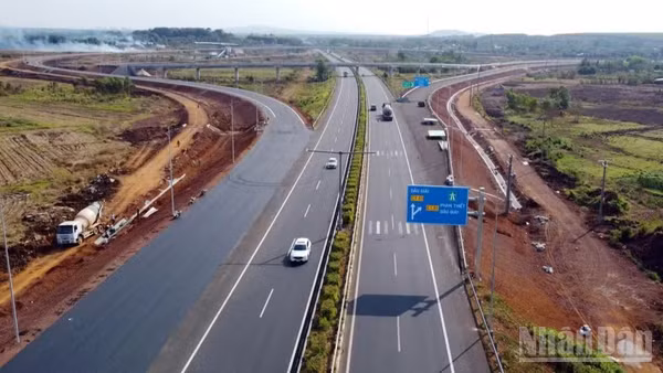 Cao tốc Phan Thiết-Dầu Giây có tốc độ tối đa trên tuyến chính là 120km/giờ.