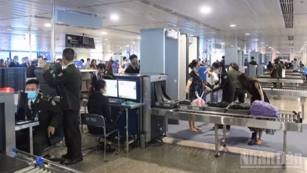 Khâu kiểm tra an ninh bắt buộc với khách đi máy bay.