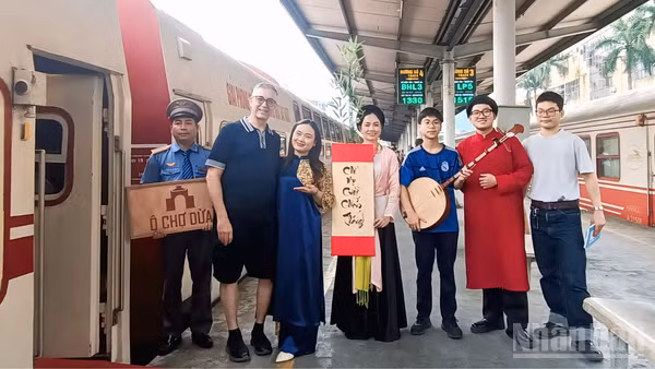 Gia đình chị Nguyễn Thị Hòa-Marc Kramer cùng các con háo hức trải nghiệm chuyến tàu '5 Cửa Ô" hành trình di sản. 