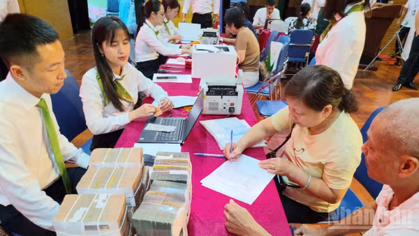 Ngày 31/10, địa phương tổ chức chi trả hơn 109,6 tỷ đồng tiền bồi thường, hỗ trợ giải phóng mặt bằng cho các hộ gia đình tại Dự án cải tạo cảnh quan, nâng cấp Trục không gian Quốc lộ 1A. 