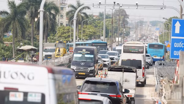 Sở Xây dựng Hà Nội khuyến cáo người dân khi lưu thông qua khu vực cầu Thăng Long cần chú ý quan sát hệ thống biển báo, chấp hành hướng dẫn của lực lượng chức năng và chủ động lựa chọn lộ trình phù hợp trong thời gian thi công.
