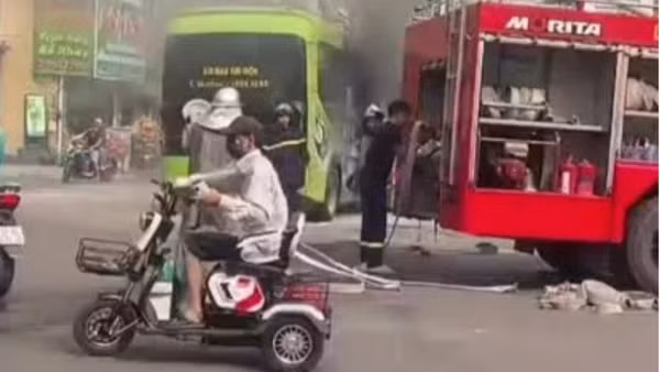 Xe buýt bốc cháy trên phố Lê Thanh Nghị (Hà Nội) sáng 27/10, nguyên nhân do nắp cống bật lên va chạm vào pin xe khiến xe bốc cháy. (Ảnh: Người dân cung cấp)