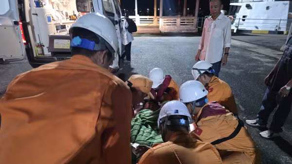 Lực lượng chuyên ngành tìm kiếm cứu nạn hàng hải đưa bệnh nhân về bờ. (Ảnh: Cục Hàng hải Việt Nam)