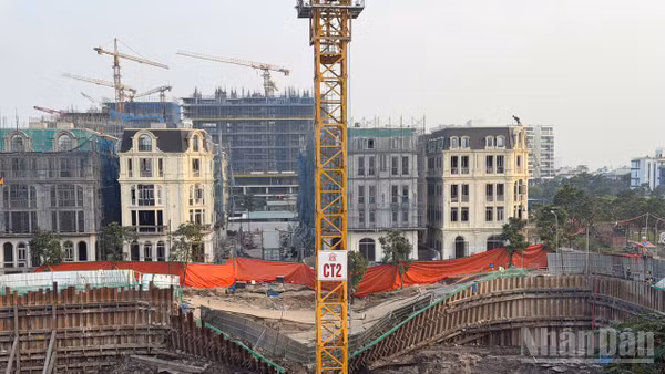 Sụt lún mặt đường tại ngõ 1 phố Nguyễn Minh Châu, phường Việt Hưng, Hà Nội. Ảnh chụp chiều 28/10.