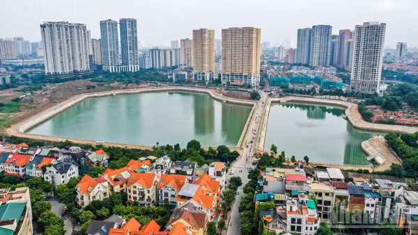 Dự án hồ Mễ Trì (Đồng Bông 2) trên đường Tố Hữu rộng 12ha, vừa đảm nhận chức năng thu gom và điều tiết dòng chảy, vừa góp phần giảm tải cho hệ thống thoát nước hiện hữu trong bối cảnh tốc độ đô thị hóa nhanh chóng. (Ảnh: THÀNH ĐẠT)