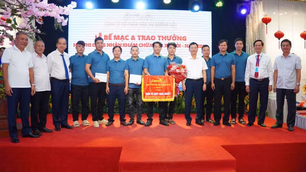 Ban tổ chức trao thưởng cho đơn vị đoạt giải Nhất toàn đoàn - Chi nhánh toa xe Đà Nẵng. (Ảnh: Tập đoàn Đường sắt quốc gia Việt Nam)