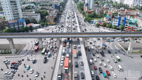 Tại khu vực các tuyến đường vành đai nhiều dòng xe di chuyển nối tiếp nhau. 