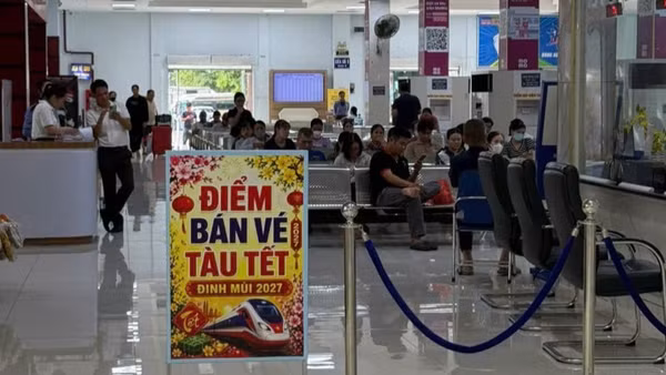 Từ 8 giờ ngày 5/9/2026, khoảng 300.000 vé tàu Tết Nguyên đán 2027 đi suốt được mở bán rộng rãi trên toàn quốc thông qua các kênh bán vé trực tiếp và trực tuyến. (Ảnh: VNR)