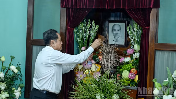 Chủ tịch Quốc hội Trần Thanh Mẫn dâng hương tưởng nhớ Bác Hồ tại Nhà 67, Khu di tích Chủ tịch Hồ Chí Minh trong Phủ Chủ tịch. (Ảnh: DUY LINH)