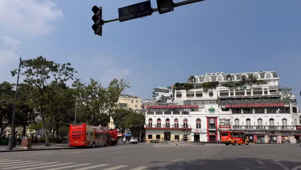 Khu vực quảng trường Đông Kinh Nghĩa Thụ ven hồ Hoàn Kiếm.