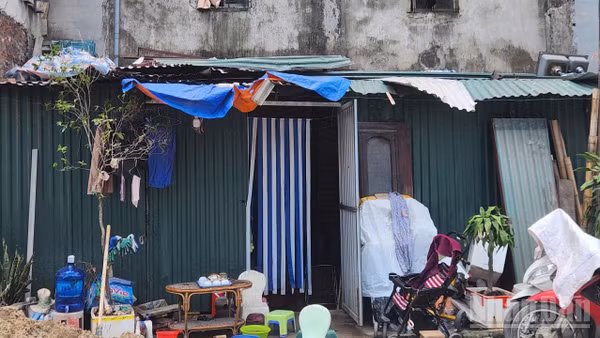 Ngôi nhà siêu mỏng hình thành sau giải phóng mở rộng đường Vành đai 1, đoạn Hoàng Cầu-Voi Phục.