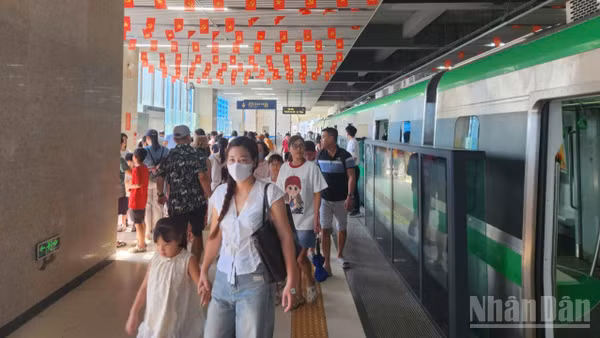 Hơn 190.000 lượt khách đi metro miễn phí trong ba ngày đầu kỳ nghỉ Quốc khánh.