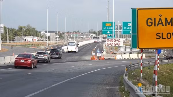 Cao tốc Mỹ Thuận-Cần Thơ có chiều dài 23km, quy mô giai đoạn hoàn chỉnh 6 làn xe, hiện hữu đang phân kỳ 4 làn xe, vận tốc thiết kế 100km/giờ. (Ảnh: TẠ QUANG)