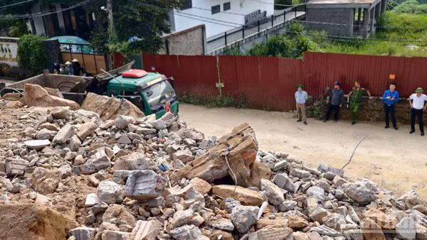 Ủy ban nhân dân xã Kim Anh, thành phố Hà Nội tổ chức cưỡng chế, phá dỡ 4 công trình vi phạm đất đai, trật tự xây dựng tại khu vực hồ Đồng Đò. (Ảnh TRUNG NGUYÊN)