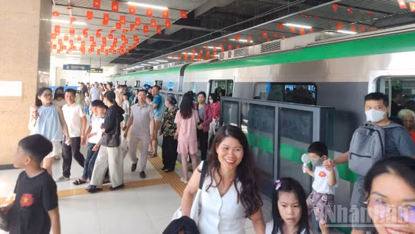 Hơn 408.000 lượt hành khách sử dụng hai tuyến metro trong 5 ngày nghỉ lễ cho thấy nhu cầu đi lại bằng đường sắt đô thị tại Hà Nội đang ở mức cao trong những thời điểm có lượng người và phương tiện di chuyển lớn.