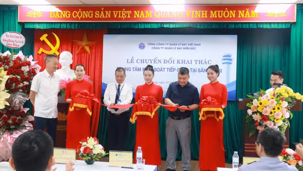 Tại buổi lễ, ông Nguyễn Mạnh Thắng, Bí thư Đảng ủy, Giám đốc Công ty Quản lý bay miền bắc và ông Trần Xuân Lộc, Trưởng Trung tâm Kiểm soát Tiếp cận-Tại sân Cát Bi thực hiện nghi thức cắt băng chuyển đổi khai thác. (Ảnh: Cổng thông tin bộ Xây dựng)