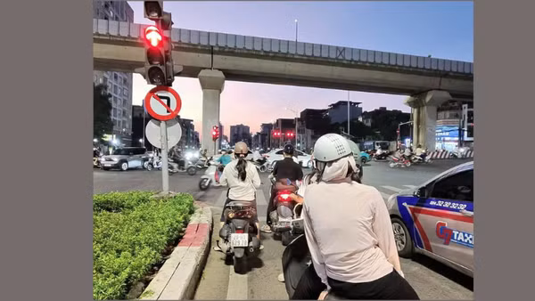 Phương tiện lưu thông qua nút giao Ô Chợ Dừa-Hào Nam-Hoàng Cầu bị cấm rẽ trái từ cả 4 hướng. (Ảnh: Người dân cung cấp)
