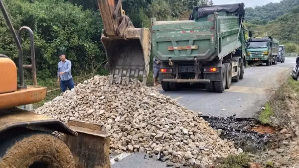 Khắc phục hậu quả mưa lớn gây thiệt hại lên hạ tầng giao thông tại tỉnh Nghệ An. (Ảnh: Sở Xây dựng tỉnh Nghệ An)