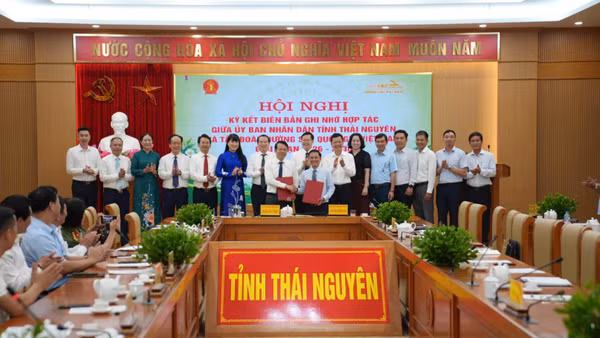 Dự lễ ký kết có Phó Cục trưởng Cục Du lịch Quốc gia Việt Nam Hà Văn Siêu; Phó Bí thư Tỉnh ủy, Chủ tịch Ủy ban Mặt trận Tổ quốc Việt Nam tỉnh Thái Nguyên Đinh Quang Tuyên; Phó Chủ tịch Ủy ban nhân dân tỉnh Thái Nguyên Dương Văn Lượng; đại diện lãnh đạo Sở Văn hóa, Thể thao và Du lịch Hà Nội, Thái Nguyên; Phó Tổng Giám đốc Nguyễn Chính Nam. (Ảnh: Tập đoàn Đường sắt Việt Nam)