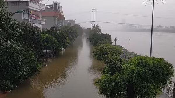 Mực nước trên sông Đáy dâng cao tiếp tục gây ngập lụt các vùng trũng ven sông. (Ảnh: Đại Nghĩa)