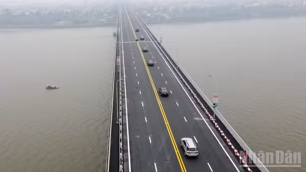 Từ ngày 15/9 đến 10/11/2026, Hà Nội cấm một số loại xe lưu thông qua cầu Thăng Long trong khung giờ từ 5 giờ đến 24 giờ hằng ngày.