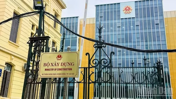 Trụ sở Bộ Xây dựng tọa lạc tại số 80 phố Trần Hưng Đạo, phường Cửa Nam, thành phố Hà Nội.