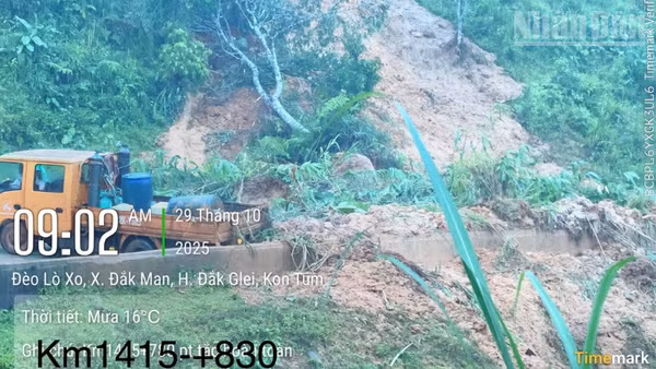 Khu Quản lý đường bộ III xử lý điểm sạt lở ta-luy mới phát sinh.