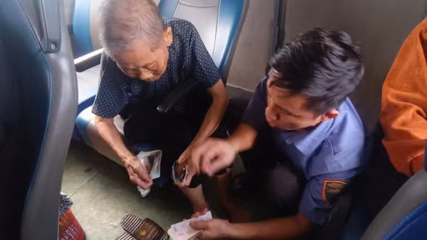 Phát hiện cụ Nguyễn Thị Toàn có biểu hiện đãng trí do tuổi cao, tổ tàu E11 đã kịp thời tiếp cận, thăm hỏi, hỗ trợ và tìm các biện pháp giúp cụ Toàn tìm được thân nhân.