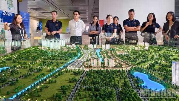Khách tham quan triển lãm tại hội nghị Công bố Quy hoạch Thủ đô Hà Nội tầm nhìn 100 năm và Xúc tiến đầu tư năm 2026. (Ảnh: Ngọc Duy)