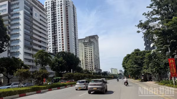 Phố Nguyễn Chí Thanh khá vắng, khác hẳn ngày thường luôn tấp nập các phương tiện