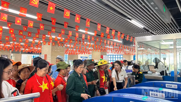 Rất đông người dân đến trải nghiệm đi tàu điện trong dịp nghỉ lễ.